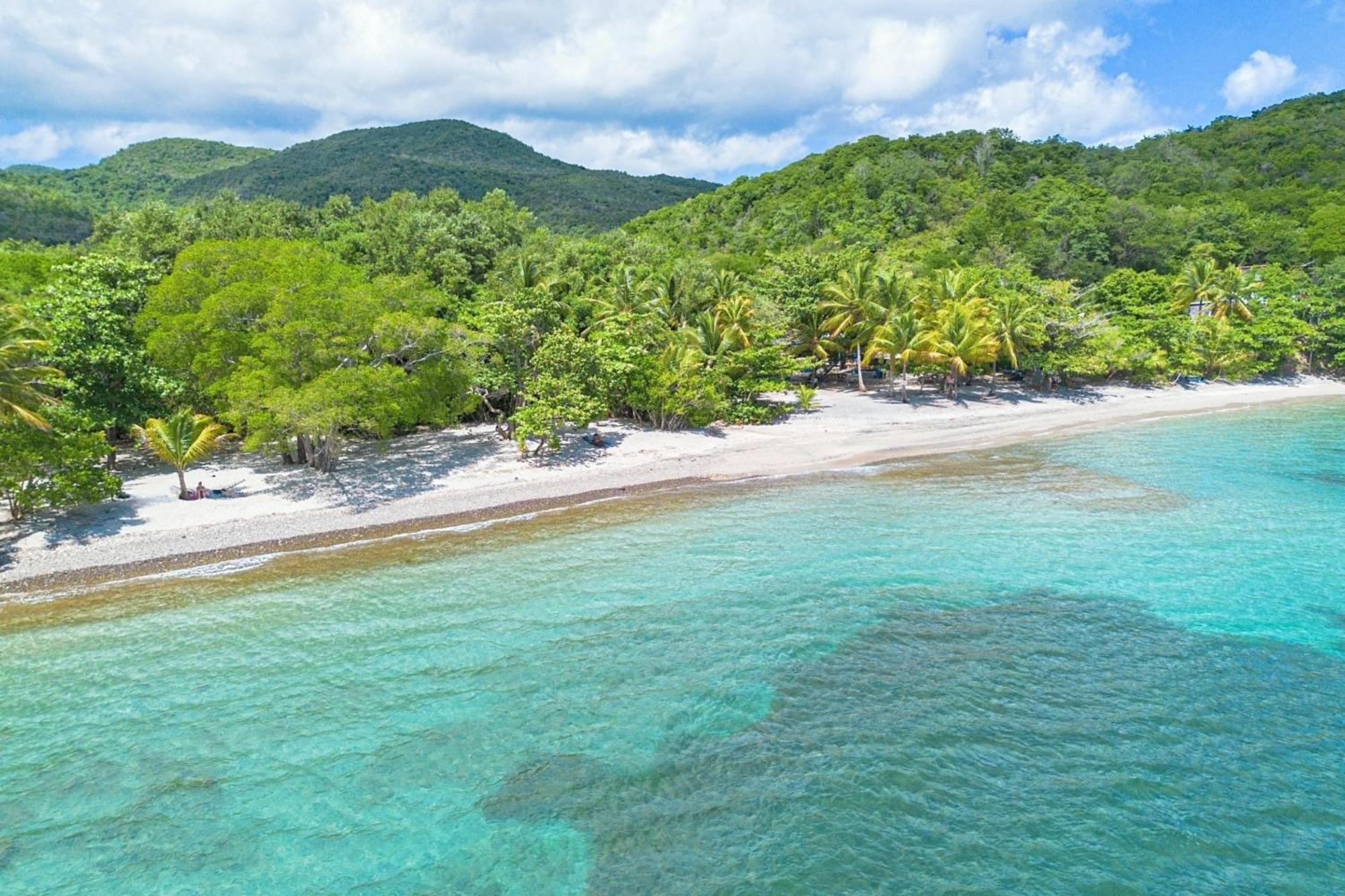レ・トロワ・イレ Domaine De L'Anse Ramierアパートホテル エクステリア 写真