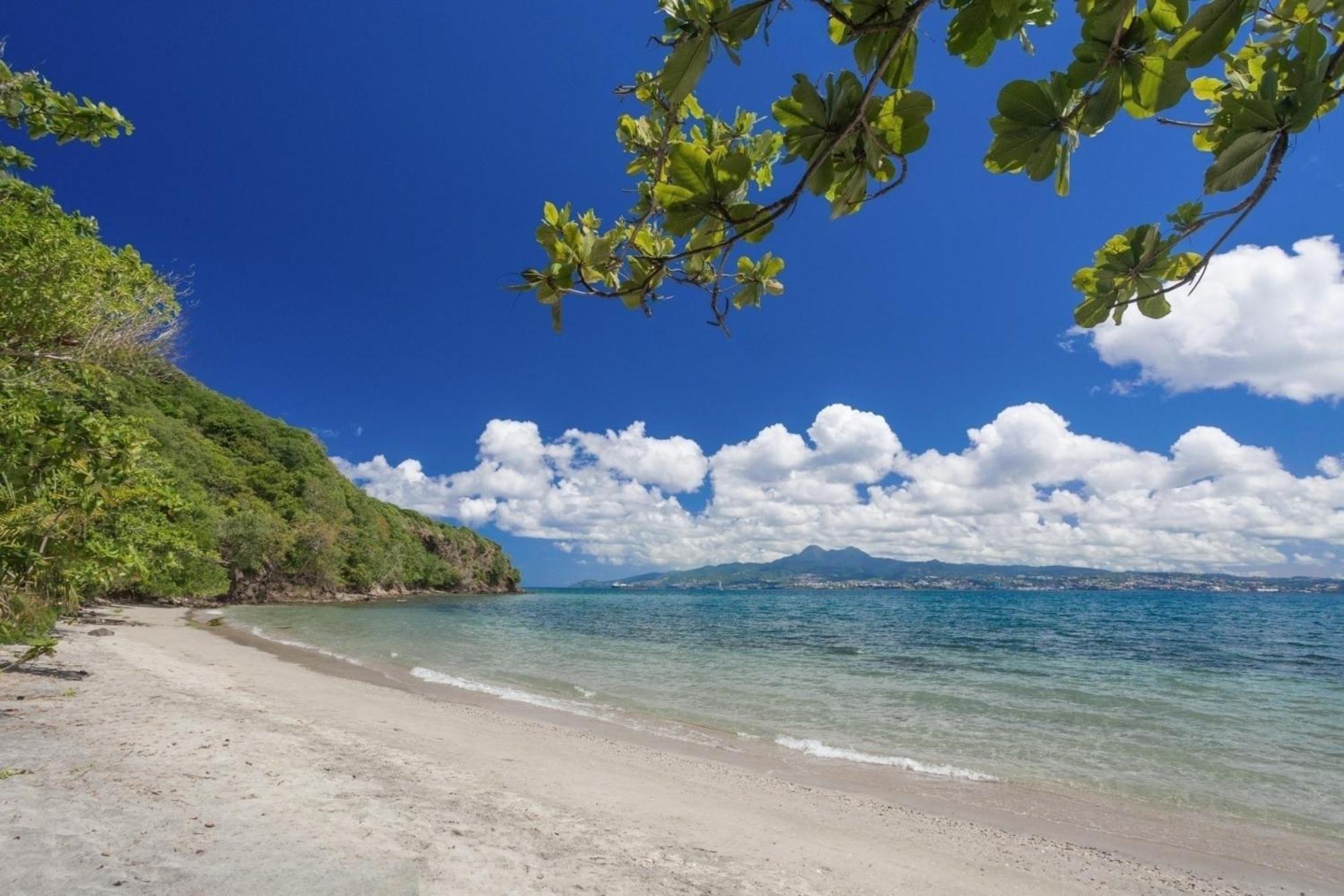 レ・トロワ・イレ Domaine De L'Anse Ramierアパートホテル エクステリア 写真