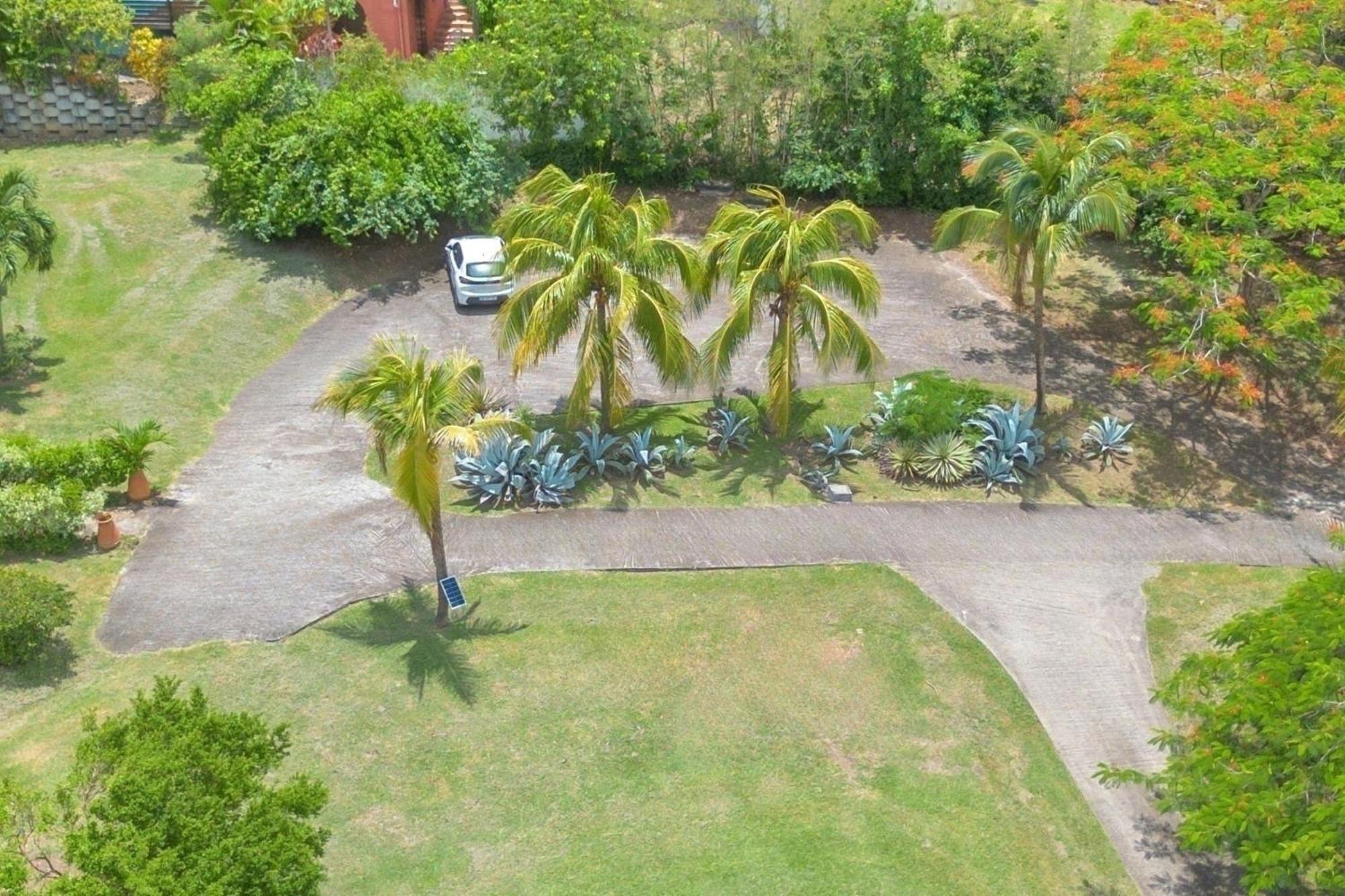 レ・トロワ・イレ Domaine De L'Anse Ramierアパートホテル エクステリア 写真