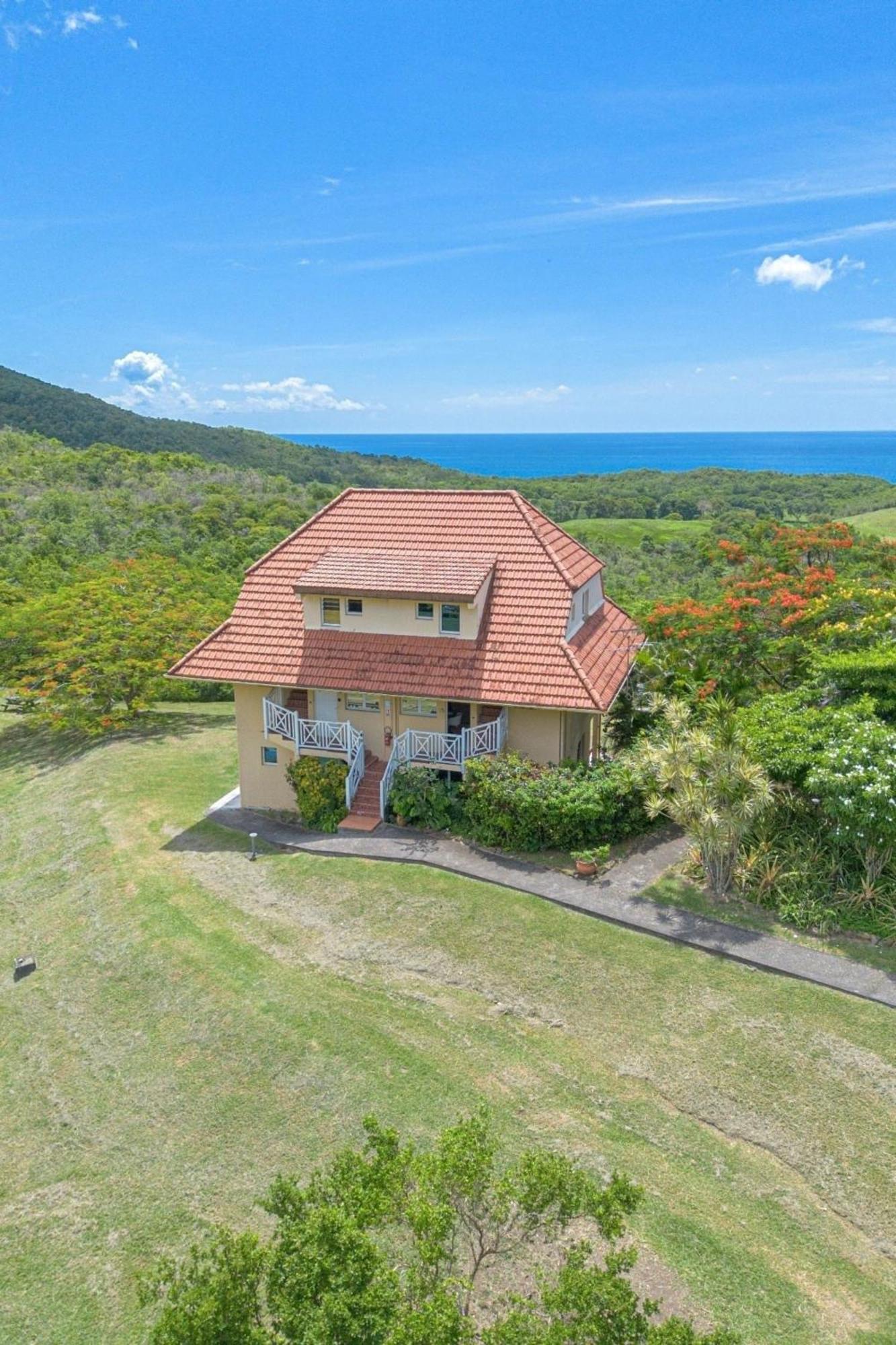 レ・トロワ・イレ Domaine De L'Anse Ramierアパートホテル エクステリア 写真